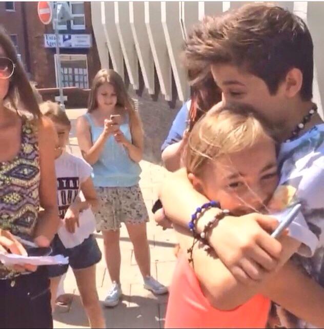 x_Jessdevries_x's tweet photo. @BarsAndMelody im not sure you guys remember me! But i sure still remember this moment 💗💗💗 http://t.co/D5KubIlFhu