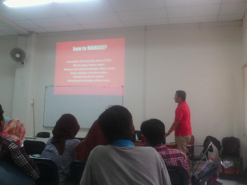 Fandom_ID's tweet photo. #infocegatan RT@fajarjun: mas @argamoja berbagi pengalaman ngadmin @lalinjogja di kelas #cybermedia http://t.co/lWrk0Wqo5Y