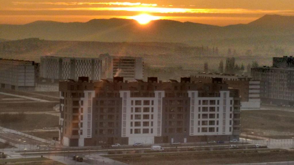 Arabamet's tweet photo. El amanecer hoy sobre @salburuabizirik en #Vitoria #Gasteiz fotos de @marta_felizondo cc/ @Euskalmet @VGimages http://t.co/bjO7eOzkc0