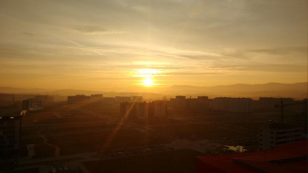 Arabamet's tweet photo. El amanecer hoy sobre @salburuabizirik en #Vitoria #Gasteiz fotos de @marta_felizondo cc/ @Euskalmet @VGimages http://t.co/bjO7eOzkc0
