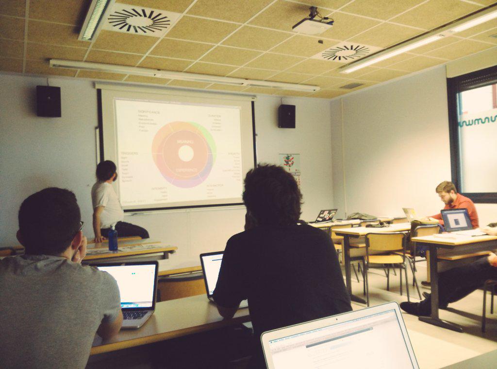 KmonCoop's tweet photo. Interesante clase de la economía de la experiencia por parte de Josianito! @lemonCoop http://t.co/oKHTywhX23
