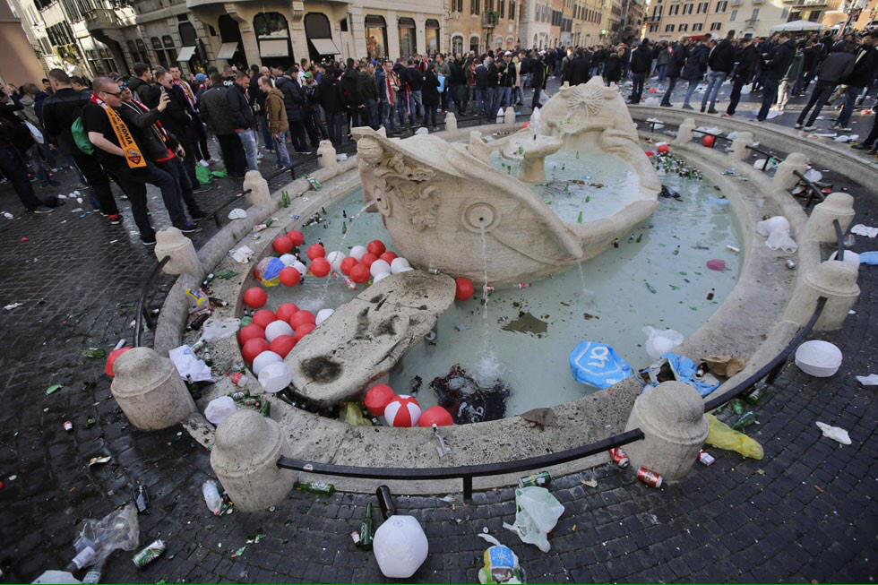 Picckuw's tweet photo. Un gruppo di ignoranti selvaggi ha osato sporcare quanto di più prezioso abbiamo. Ma perché?! #Roma #Feyenoord http://t.co/w4rDSRcofx