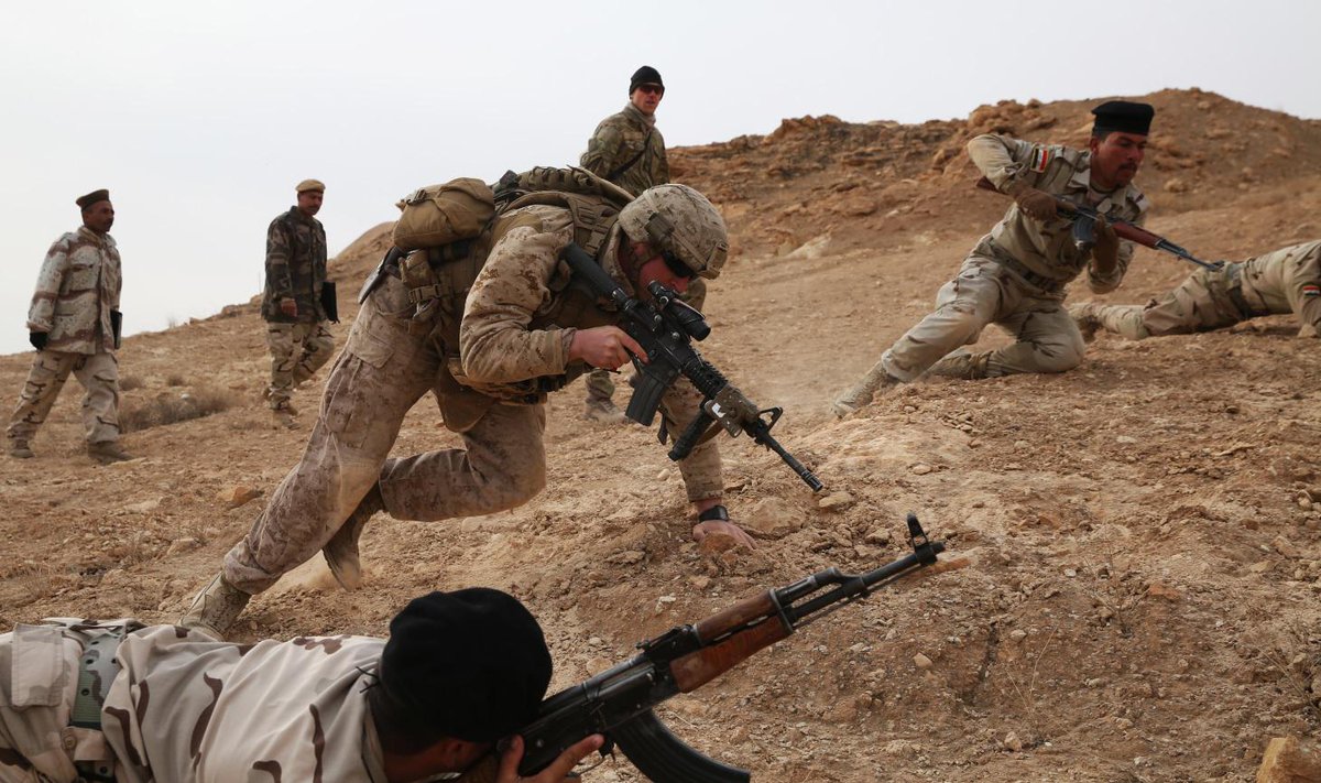 CENTCOMArabic's tweet photo. A #US_Marine from the Task Force - #Crisis_Response – #Central_Command trains a group of #Iraqi_Soldiers http://t.co/CaejJRFbbX