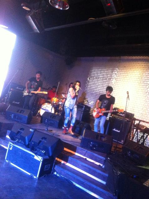 DapurLetter_'s tweet photo. @Dfamsband on stage @qi_loungeJKT @askomik1 @kamarmusiknusan @formiradio @SamRock80 #tributetoDensak http://t.co/LkwXbGxQbD
