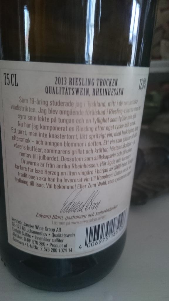 Edward_Blom's tweet photo. Det är "Zum Wohl" på slutet som måste strykas på etiketten 1 mars. Än mer strikt förbudsland!  #glädjedödare #svpol http://t.co/BpaUHEnr9y