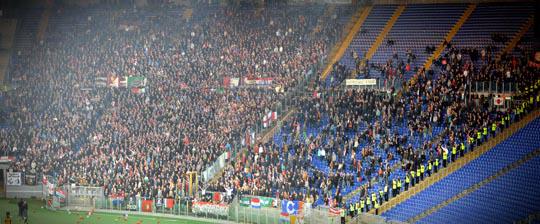 SopaliFanzin's tweet photo. #Roma vs #Feyenoord #Tifo #UEL #Ultras #Matchday #Away #RomaFeyenoord #FeyenoordinRome #FeyenoordHooligans #Pyro http://t.co/FYa3gAhX5l