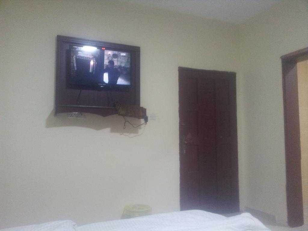 مستاجر غرفه من يحب انيكه الليله كلها من الان يكون جاد