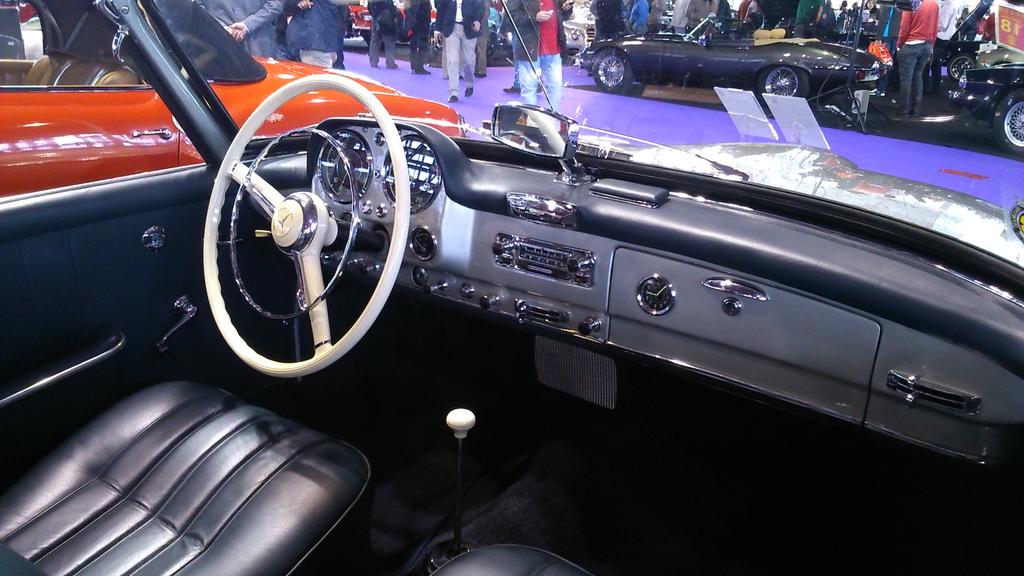 classicautomad's tweet photo. RT @RetroCarsSpain: Una pareja de elegantes #Mercedes 190 SL @MBenzEspana #ClassicAuto2015 @classicautomad http://t.co/FwKP8h246O