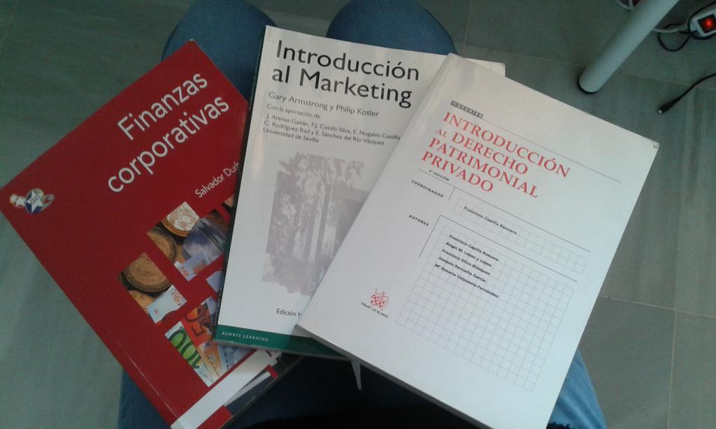 bananahappy95's tweet photo. Vendo libros de Finanzas, Marketing y Derecho Privado. Interesados MD!  RT please! @ADEempresariale @Ligoteo_US http://t.co/6jCJYfFWfa