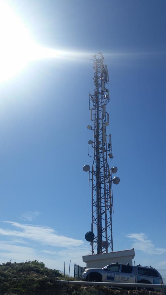 WiFiCanarias's tweet photo. Realizando labores de mantenimiento preventivo en un centros en el Sur de #Tenerife
#wificanarias #airInternet http://t.co/CPzMMSmCDH