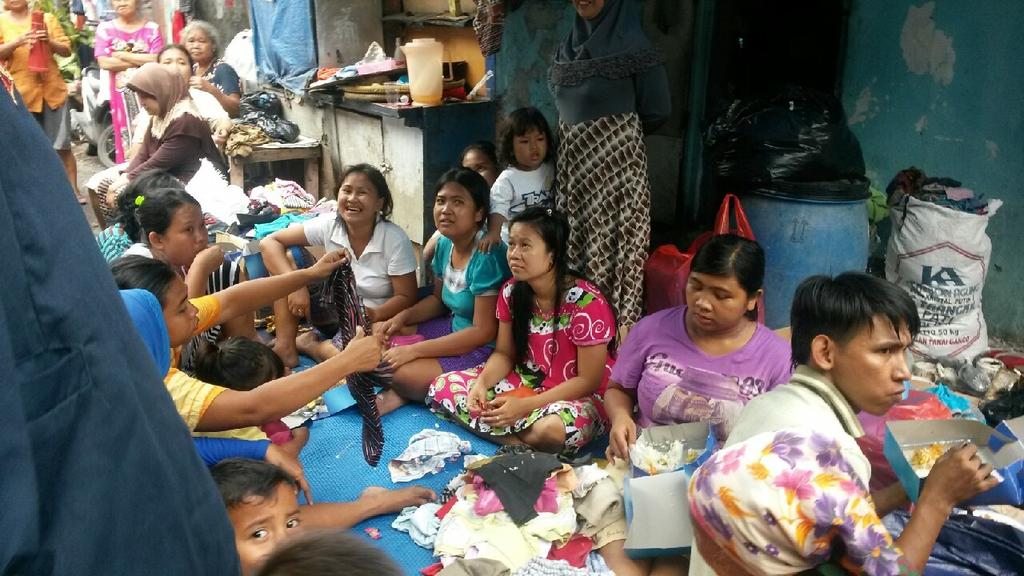 Ini saat kita membantu korban kebakaran di Kalianyar kemarin