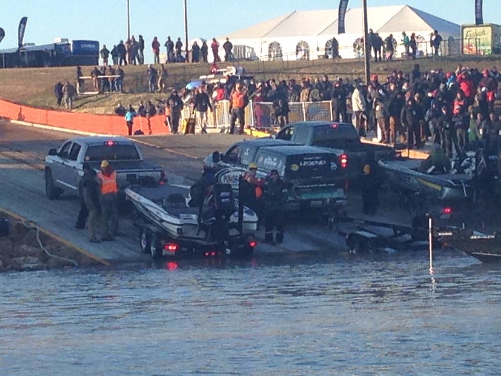 BerkleyFishing's tweet photo. Boats are sticking to the trailers &amp; are having issues getting them to break free. #BassmasterClassic #RideAlong http://t.co/zUX8pPXrmY