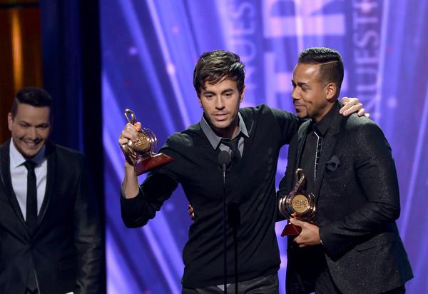 EnriqueGang's tweet photo. Enrique Iglesias and Romeo Santos attend the 2015 Premios Lo Nuestros Awards at American Airlines Arena. http://t.co/a1ZDbfDWOB