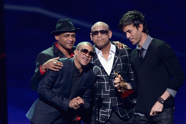 [PIC] Grupo de Zona, Descemer Bueno, and Enrique Iglesias onstage at the 2015 Premios Lo Nuestros Awards.