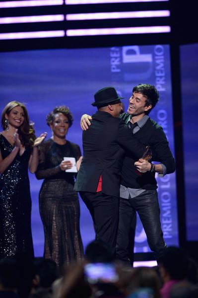 [PIC] Descemer Bueno and Enrique Iglesias onstage at the 2015 Premios Lo Nuestros Awards.