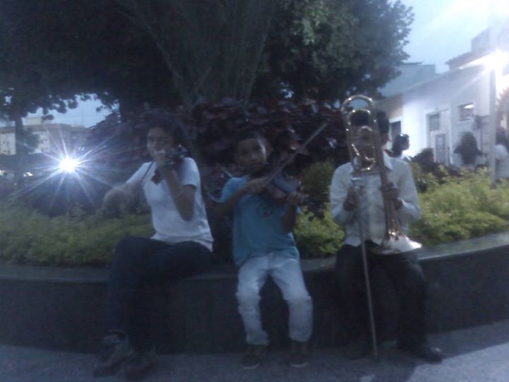 catira1314's tweet image. #ELSISTEMACUMPLE40  @NCHarallave VIERNES  JOSEPH ,CARLOS Y WUINIFER MINI CONCIERTO EN LA PLAZA