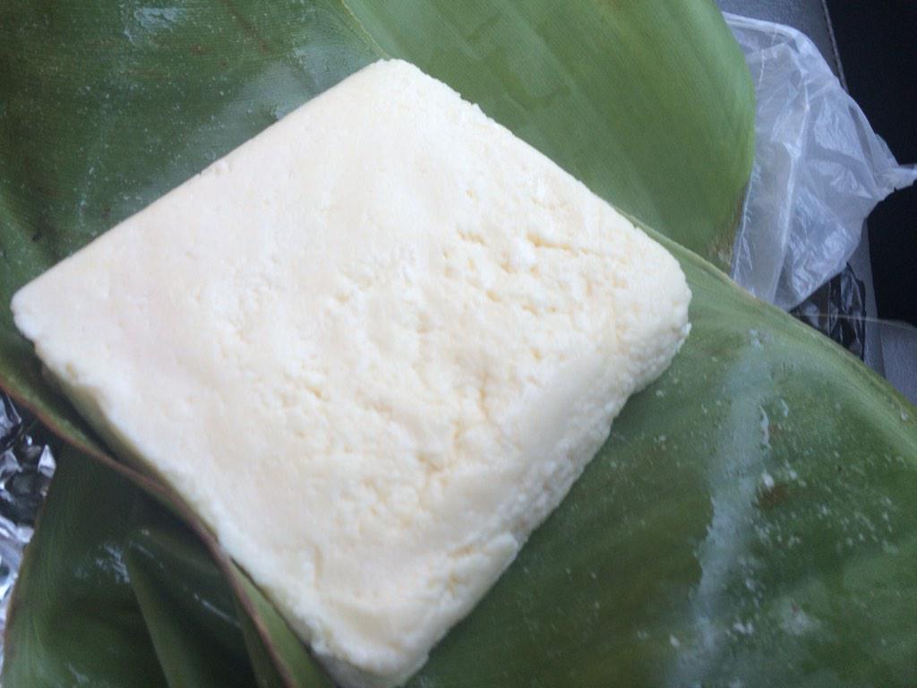 formaggioAPI's tweet image. Guatemalan highland cheese, &apos;Criouo&apos;. Travels well on in green banana leaves. Perfect w/ hot blue corn tortillas.
