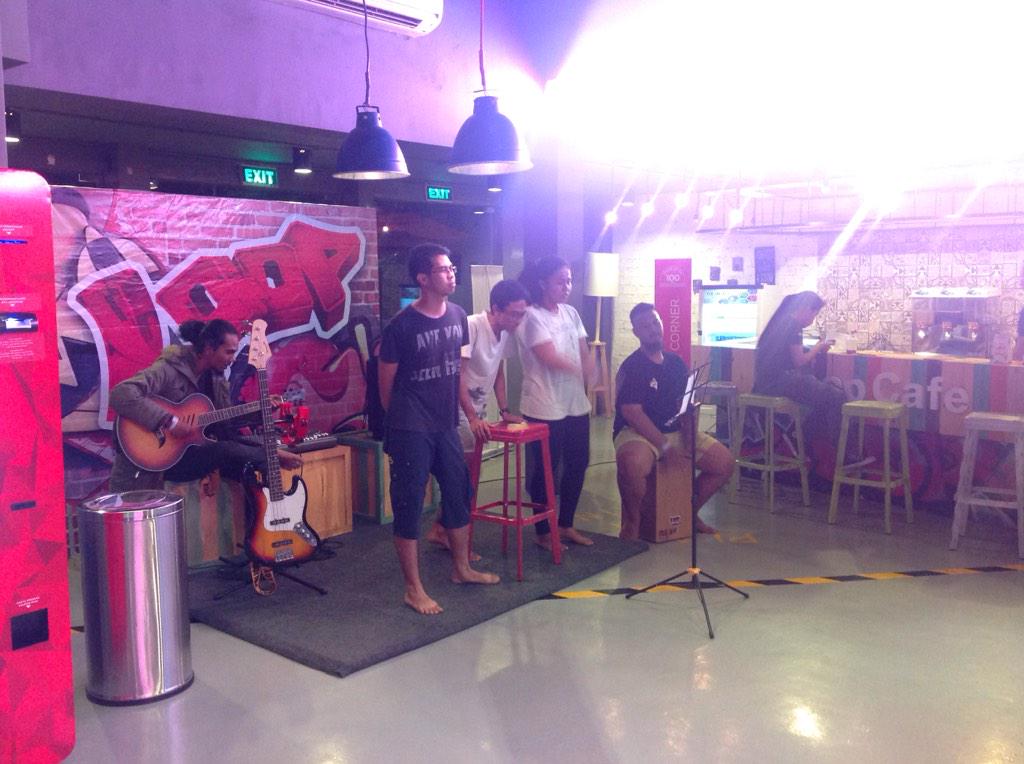 @kelompok_pojok Selain bisa latihan teather, disini bisa live musik juga loh #Loopstationjkt