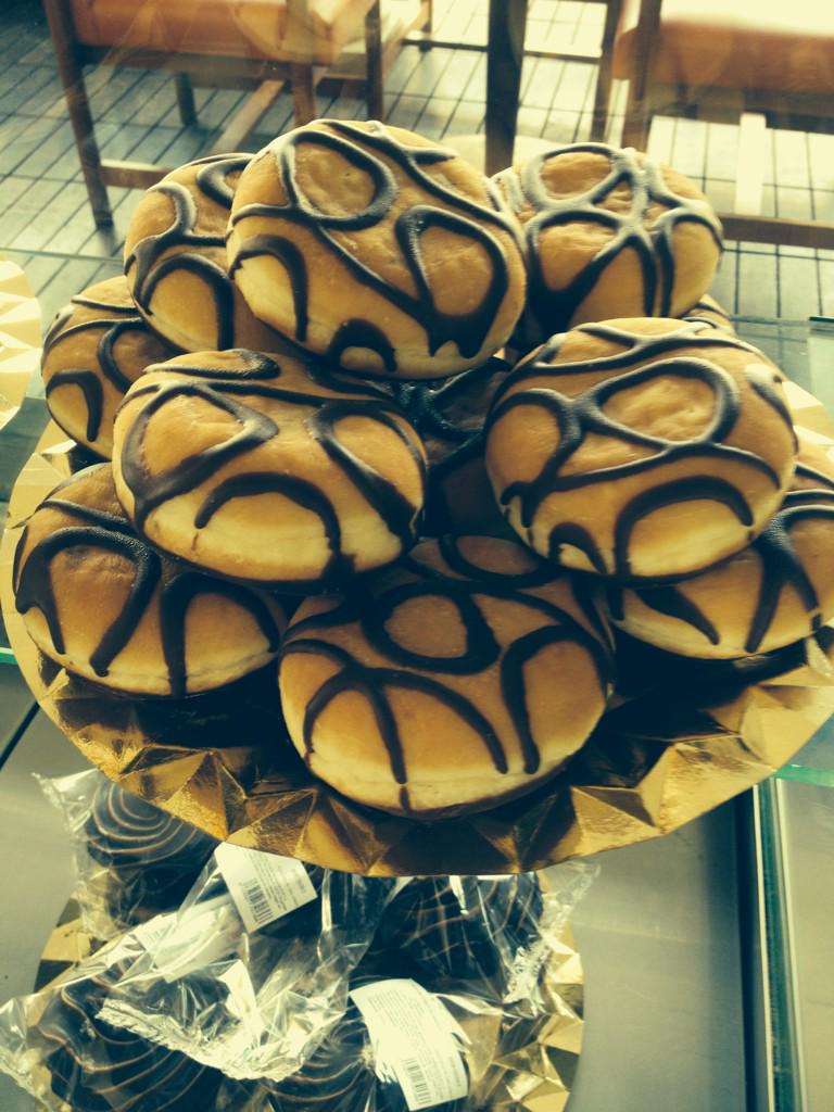 Fran_Albaa's tweet photo. Tarde de sol en @MUCHOCAFE1 rica bollería #bombadechocolate http://t.co/Qf5nmepK5I