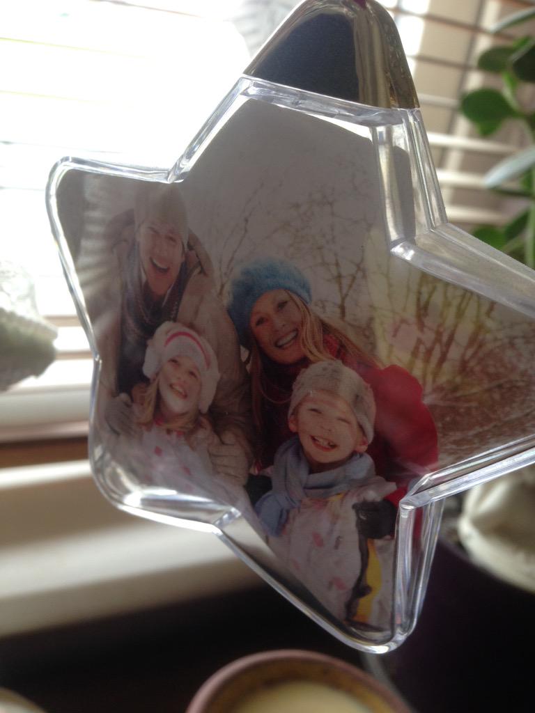 stephenride's tweet photo. Love how we're too lazy to print off pictures so in our house there's just loads of stock photo families everywhere http://t.co/Y79fArN0Bi