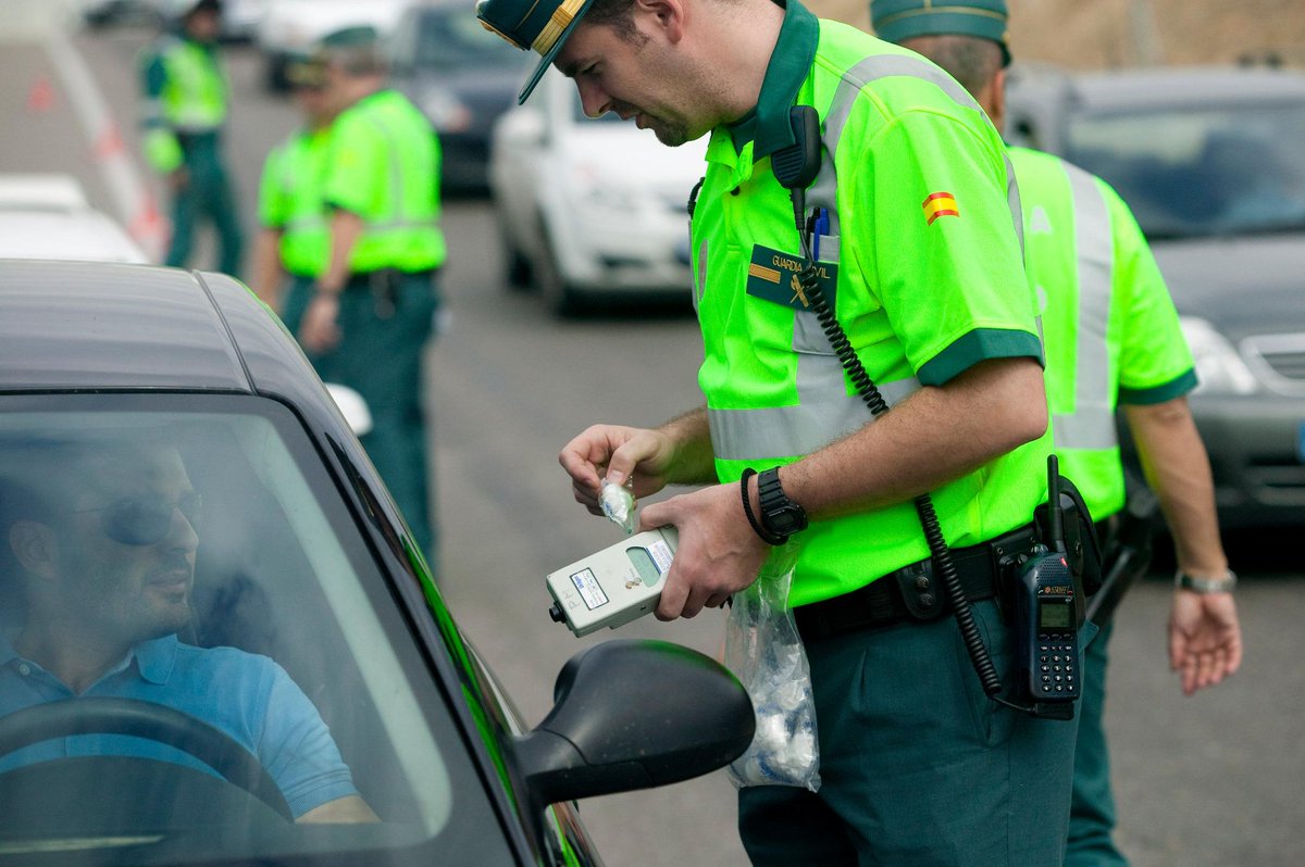 DGTes's tweet photo. Si te paran por saltarte los límites de #velocidad te harán #controlIntegral: #alcoholdrogas #ITV, seguro, cinturón http://t.co/sVKZkNjbYB
