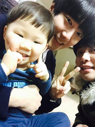 CLOUDSYESUNG_'s tweet photo. [Pict] 150220 Yesung and Jongjin with their nephew ^^ cr: joosyra http://t.co/a3S2Tq0eQL