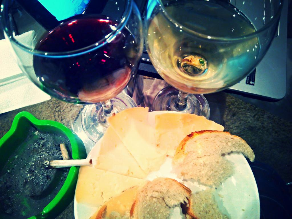 LaraMahillo's tweet photo. Looking for apartment in NewYork with Wine,SpanishTapas and...relaxed... Fingers crossed!!! http://t.co/ldQr9q2FNU