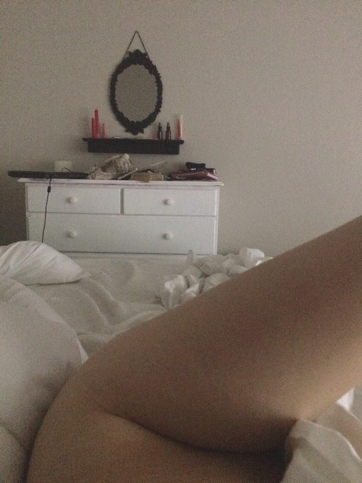 1 pic. Slowly gettin' settled into my new place ? http://t.co/STNGwuwqAg