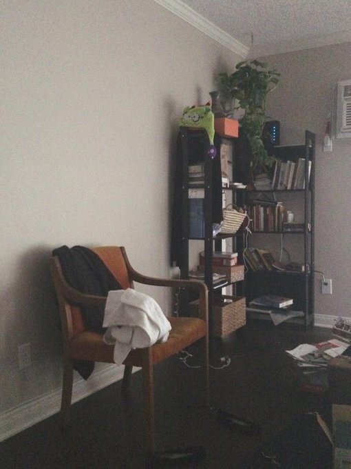 2 pic. Slowly gettin' settled into my new place ? http://t.co/STNGwuwqAg
