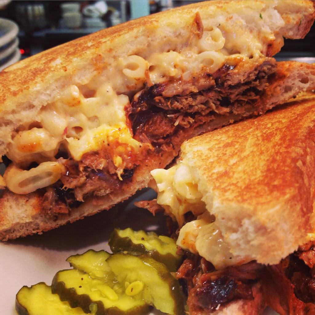 deadendbbq's tweet photo. Mac Attack. Nuff Said. #pork #macncheese #bestofbothworlds #smotheredandcovered #debbq http://t.co/6liTXrWgiw