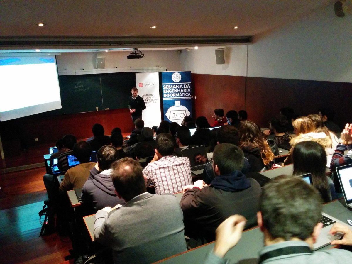 cesiuminho's tweet image. #seiuminho day 4:
To kick it off, we had a very fun and interesting Swift workshop by @iMobileMagic