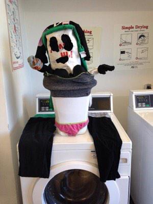 MVC_Confessions's tweet photo. "Shit girls do at the laundry room" #MovalConfessions http://t.co/opsEADjwWo