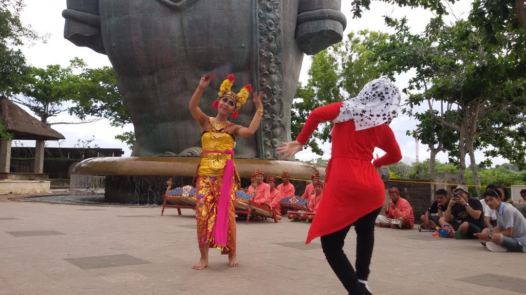 alfarabitour's tweet photo. @TheComment_NET #TheCommentKeluyuranDiBali Nonton Tari di GWK diajak nari juga. Siapa takut?! http://t.co/yEc4JdLSpf