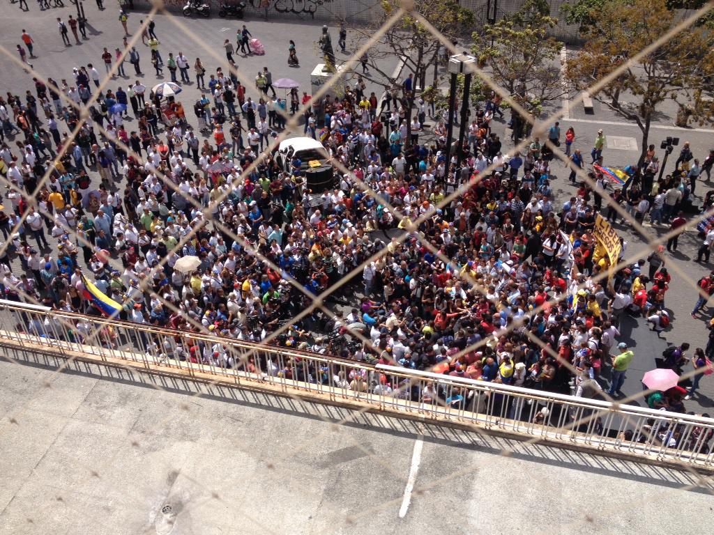 fabren88's tweet photo. A esta hora desde el trabajo: concentración en plaza brion de Chacaito #20F http://t.co/AefhOJaj8k