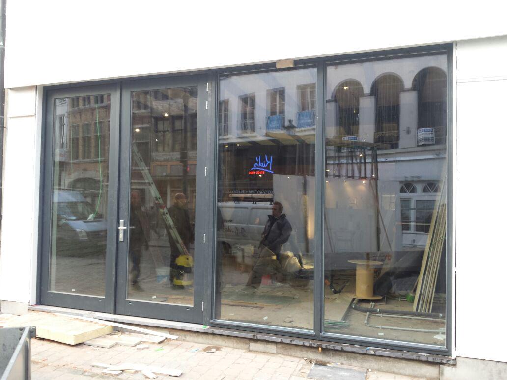 Mooie glazen winkelpui geplaatst  voor ijssalonketen <a href="/Talaminigelato/">Talamini-gelato</a> 
in Antwerpen. Leuke klus!