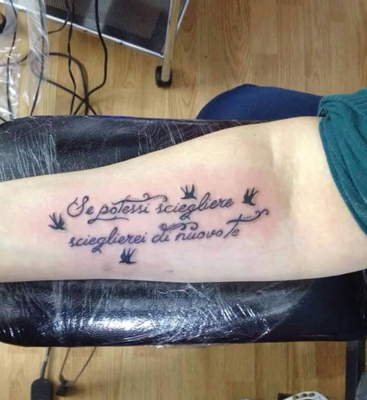 ComeSiScrive's tweet photo. Se potessi scegliere... meglio senza un braccio! #scrivetelobene #tatuatevibene #fail #EpicFail #tatuaggisbagliati http://t.co/GQE0ACD82R
