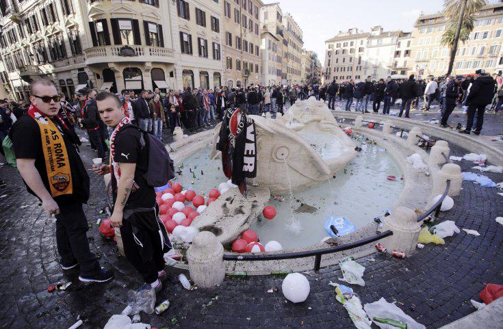 IBTimesUK's tweet image. Dutch fans permanently damage Rome's 17-century #Barcaccia fountain ibt.uk/A006FJh #RomaFeyenoord