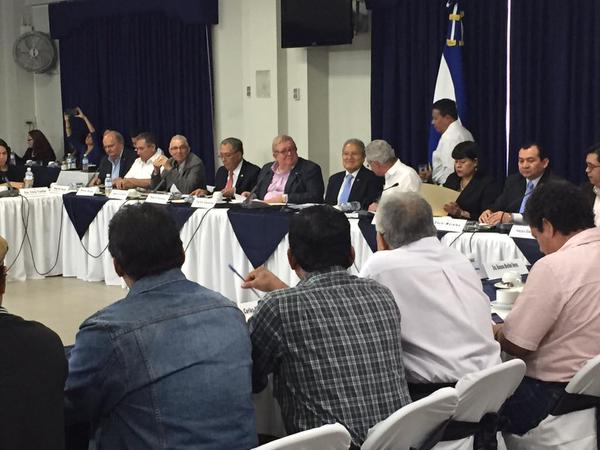 SITRAMISAL's tweet photo. En estos momentos Presidente @sanchezceren se reúne con representantes del Sector Sindical del país. http://t.co/WzDeAhhvxU