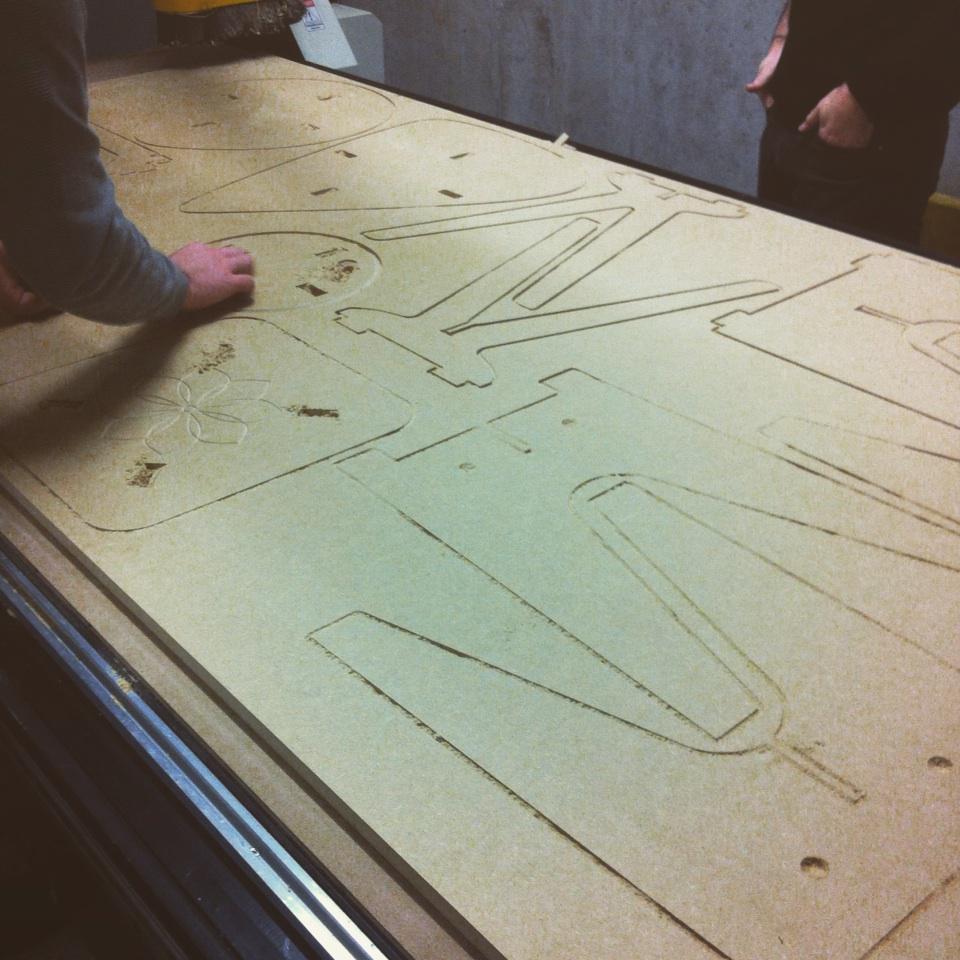 WoMa_Paris's tweet photo. La fraiseuse a terminé son taff! On sort les pièces détachées ! #formationWoMa http://t.co/vkJYV9V3ME