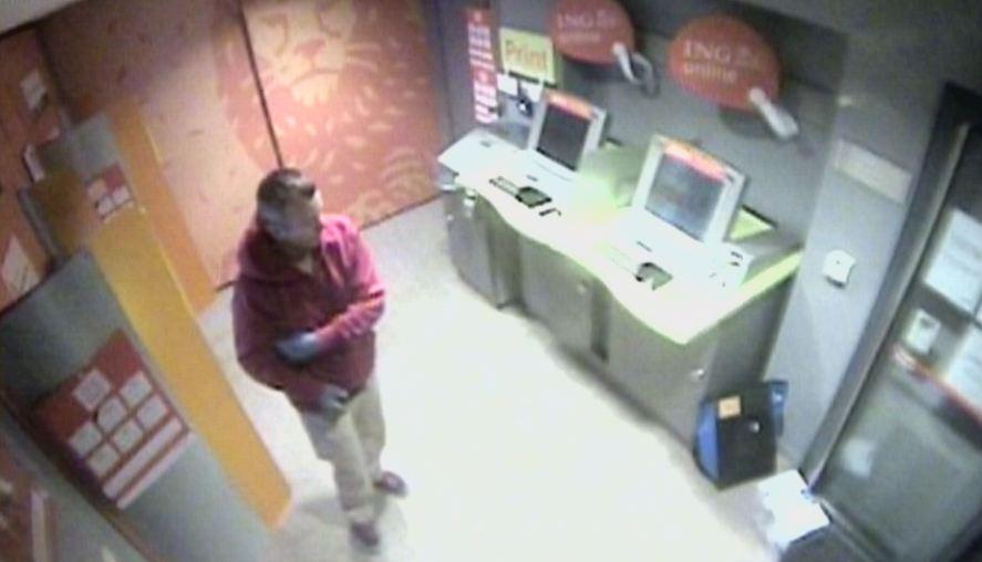 Naar deze man is de politie op zoek in het onderzoek naar de zuuraanval in Antwerpen. [VIDEO] vtmnieu.ws/1EdIYD9