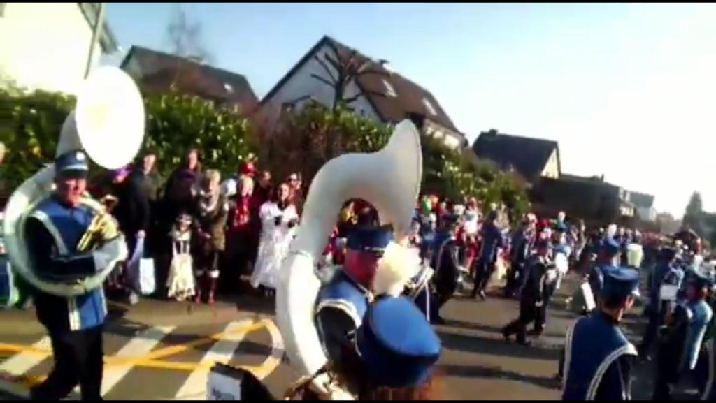 ApolloGoor's tweet photo. De sousafoon van Apollo was in #Monheim voorzien van een #GoPro camera .... Hier de beelden https://t.co/ajCgrYYvvx http://t.co/bYkPQ0RI4x