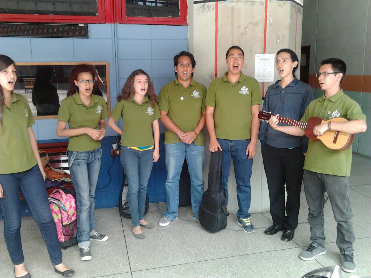 IdeasRizadas's tweet photo. Grupo del @CoroSinfonicoJM cantando en la Facultad de Ciencias ULA #Mérida @fosjiem @elsistema #ElSistemaCumple40 http://t.co/MEk3nq3T2O