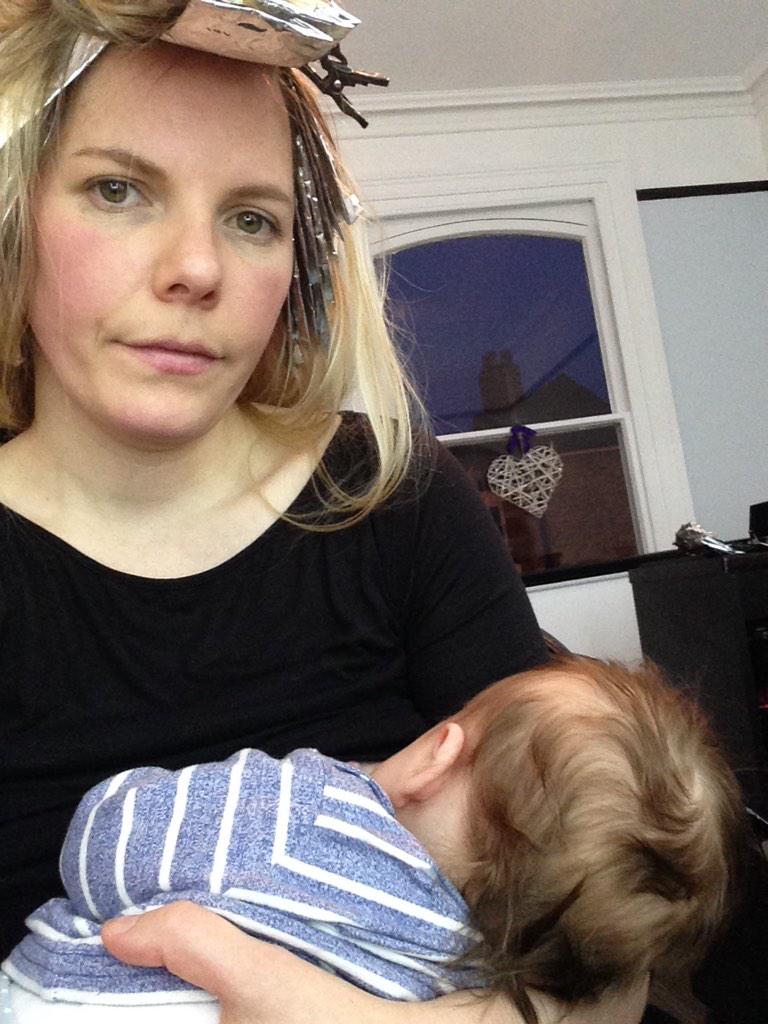 Multi tasking at the hairdresser #modernmommy #breastfeeding