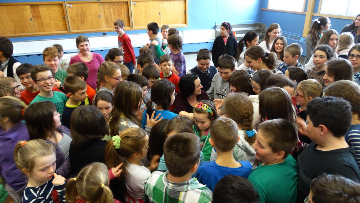 Sol_peintre's tweet photo. #JPS2015 Épatée par leur écoute de la maternelle à la sixième année, surtout impressionnée par leur grande curiosité http://t.co/wDeeBlcr4Z