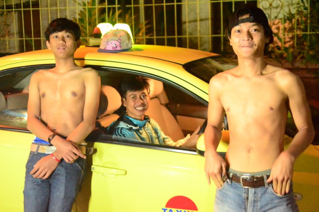 Ngebajak taksi sama becak ahah