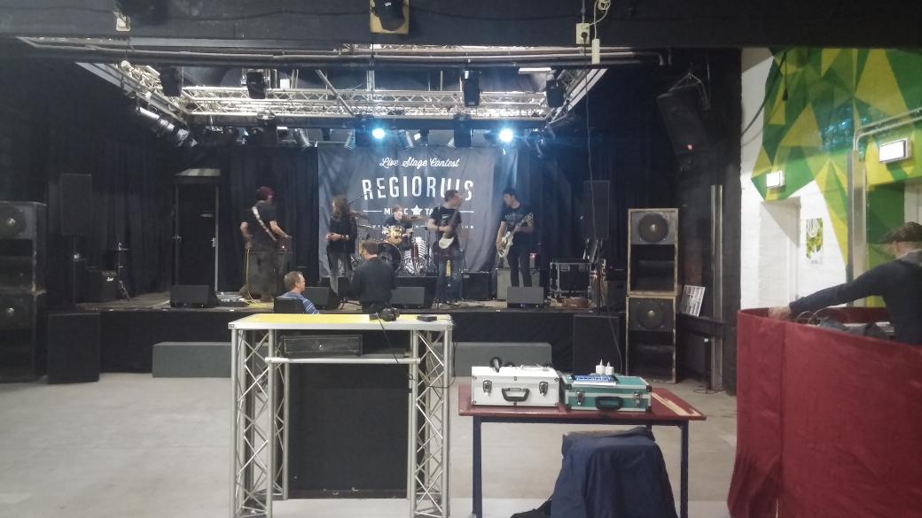Rewind_RockBand's tweet photo. Ff soundchecken, en over een uur lekker spelen!! http://t.co/Ytn74exuR6