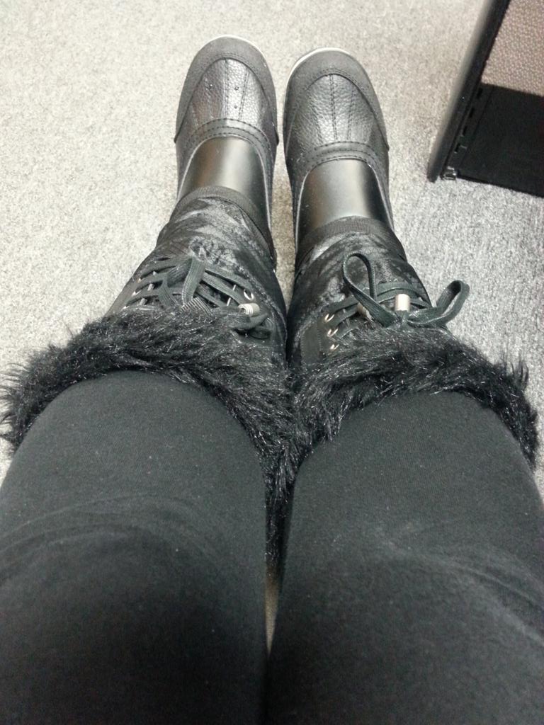 newsgirl448's tweet image. When you work outside in snow nothing beats boots with da fur. #Winter2015 #WarmAndToasty #ComfortBeforeFashion