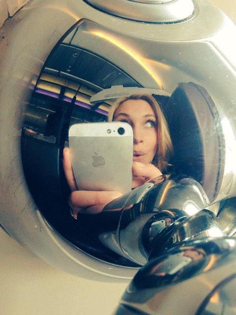 Clexa_The100's tweet photo. Eliza is to cute 😊❤️ #ElizaTaylor #creepyreflection #becausereasons http://t.co/8IF1boSCF9
