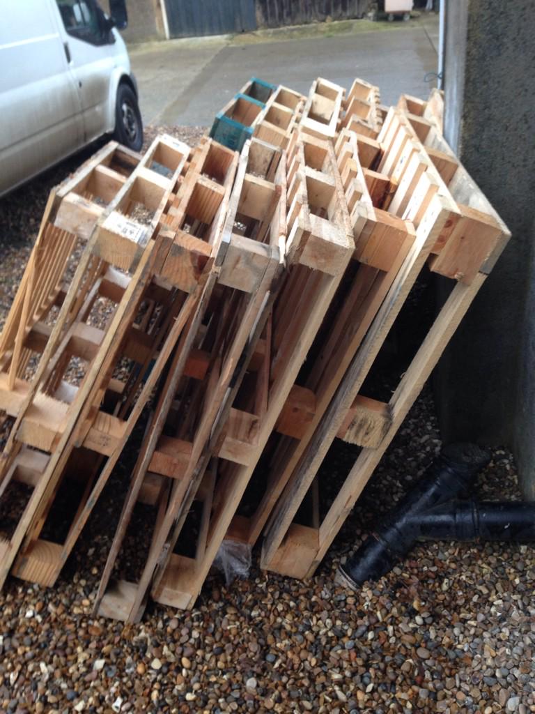 RichardJDesigns's tweet image. Recycled pallet headboard..