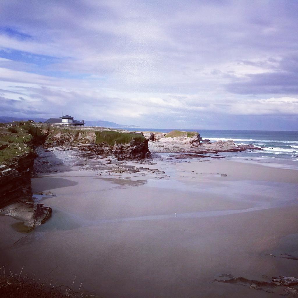 Playa de Os Castros esta mañana. <a href="/TurismoRibadeo/">Turismo de Ribadeo</a> <a href="/expreso_info/">Expreso, diario de viajes y turismo</a> <a href="/TripAdvisorES/">Tripadvisor España</a> <a href="/LonelyPlanetESP/">LP Traveller Spain</a> <a href="/FotosNaTGeo/">Nat Geo Fotos</a>